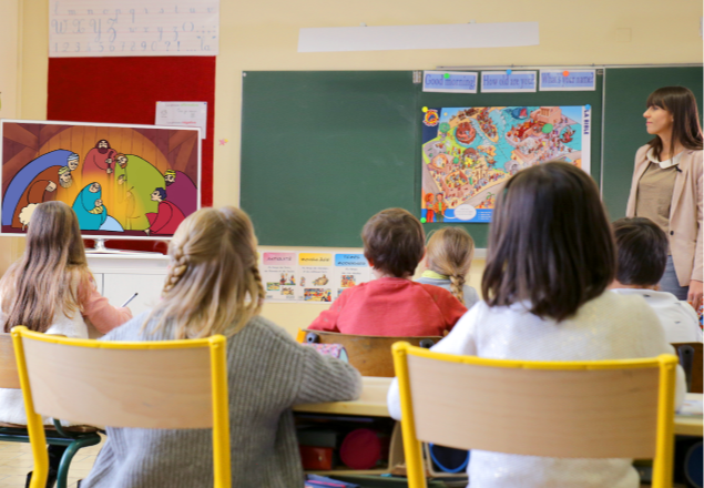 Enfants en classe de CP et CE1 qui utilisent les Aventures de Zou